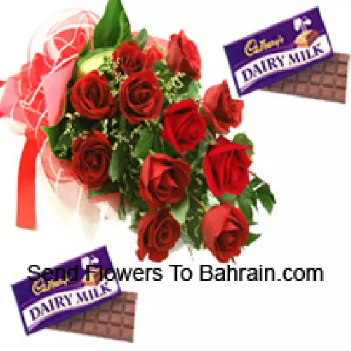 Ramo de 12 rosas rojas con relleno de temporada junto con chocolates surtidos Cadbury