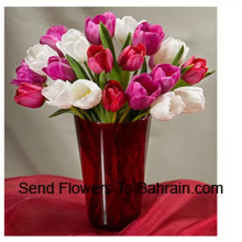 Tulipanes de colores mezclados con rellenos estacionales en un jarrón de cristal - Tenga en cuenta que en caso de no disponibilidad de ciertas flores estacionales, las mismas serán sustituidas por otras flores de igual valor