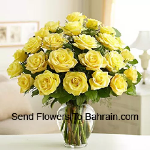 24 Gelbe Rosen mit etwas Farn in einer Glasvase