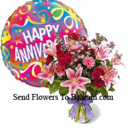 Verschiedene Blumen in einer Vase zusammen mit einem Jubiläumsballon