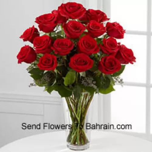 18 rote Rosen mit etwas Farn in einer Vase