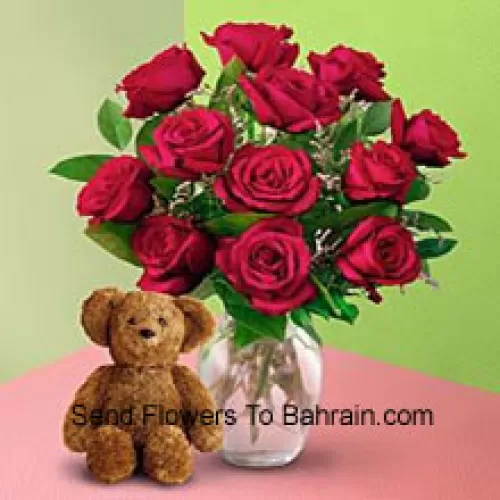 12 rote Rosen mit etwas Farn in einer Vase und ein süßer brauner Teddybär mit einer Größe von 8 Zoll