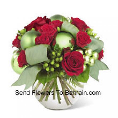 Classico bouquet di rose rosse con ornamenti